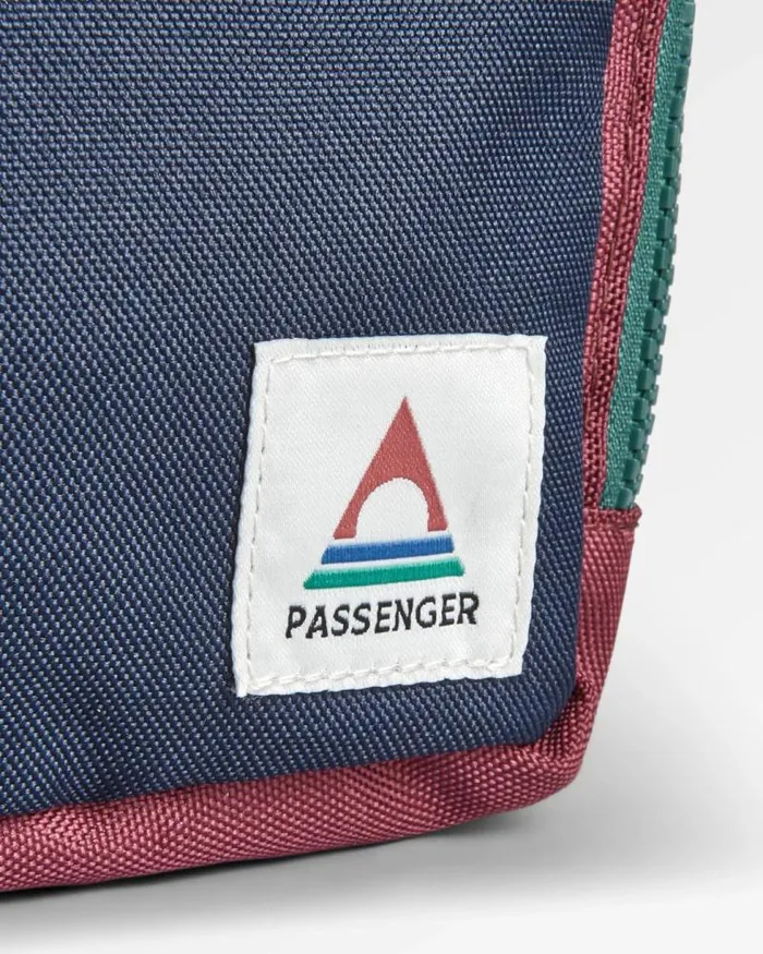 Passenger Backpacks and Bags Travel Recycled Wash Kit Samba Deep Navy Samba Deep Navy 8211 WomenMen